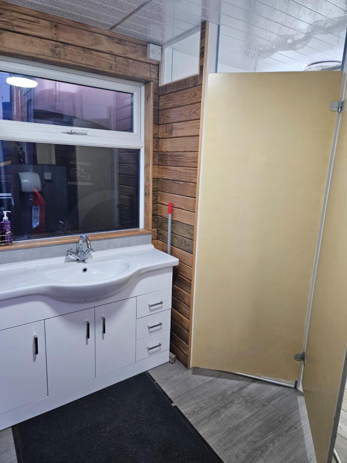 The Fox Pod At Nelson Park Riding Centre Ltd Glamping Pod Birchington, Ramsgate, Margate, Broadstairs, Also Available We Have The Pony Pod And Trailor Escapes Converted Horse Box Luxury tent