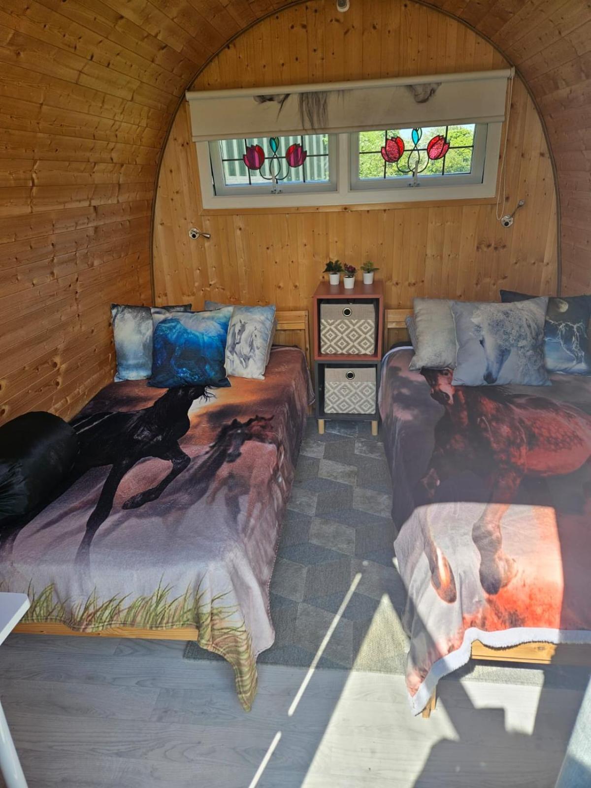 Campismo de Luxo The Fox Pod At Nelson Park Riding Centre Ltd Glamping Pod Birchington, Ramsgate, Margate, Broadstairs, Also Available We Have The Pony Pod And Trailor Escapes Converted Horse Box Birchington-on-Sea