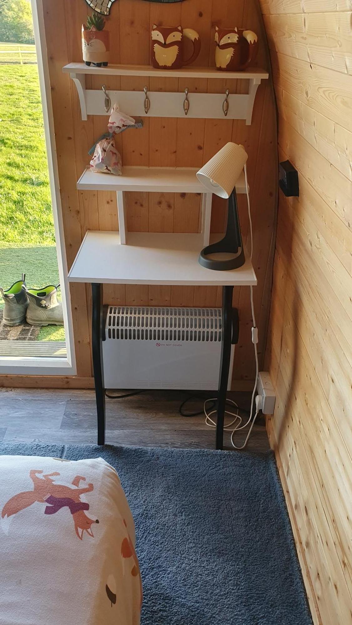 The Fox Pod At Nelson Park Riding Centre Ltd Glamping Pod Birchington, Ramsgate, Margate, Broadstairs, Also Available We Have The Pony Pod And Trailor Escapes Converted Horse Box Campismo de Luxo