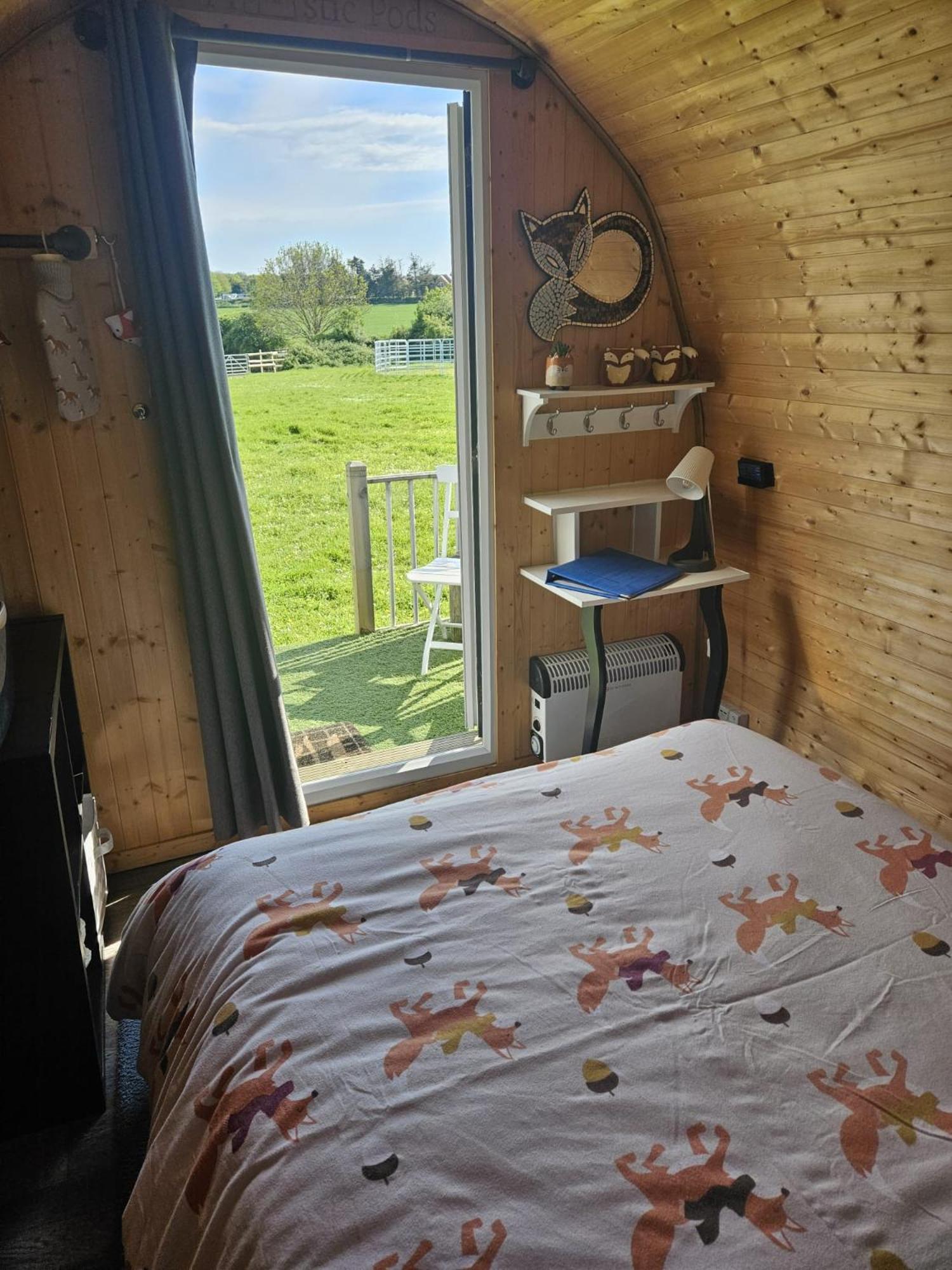 The Fox Pod At Nelson Park Riding Centre Ltd Glamping Pod Birchington, Ramsgate, Margate, Broadstairs, Also Available We Have The Pony Pod And Trailor Escapes Converted Horse Box Campismo de Luxo Birchington-on-Sea